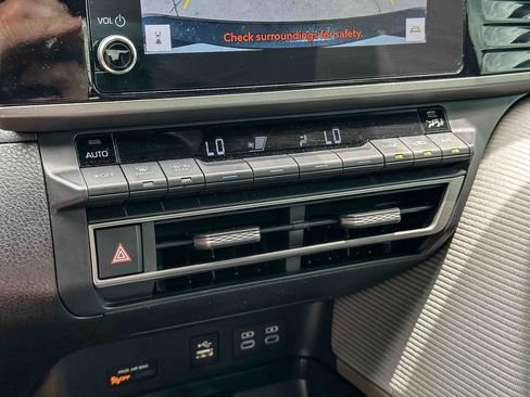 Used 2025 Toyota Camry SE w/ Convenience Package FWD image 31