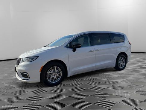 Used 2024 Chrysler Pacifica Touring-L image 3