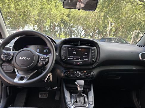Used 2025 Kia Soul LX w/ LX Technology Package FWD image 31