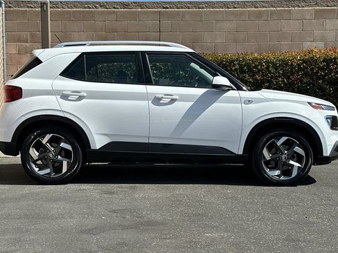 Used 2025 Hyundai Venue SEL FWD image 3