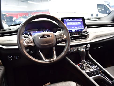 Used 2025 Jeep Compass Limited image 9