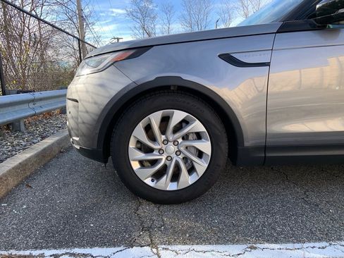 Certified 2025 Land Rover Discovery S image 9