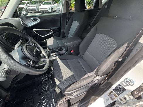 Used 2025 Kia Soul LX w/ LX Technology Package FWD image 31