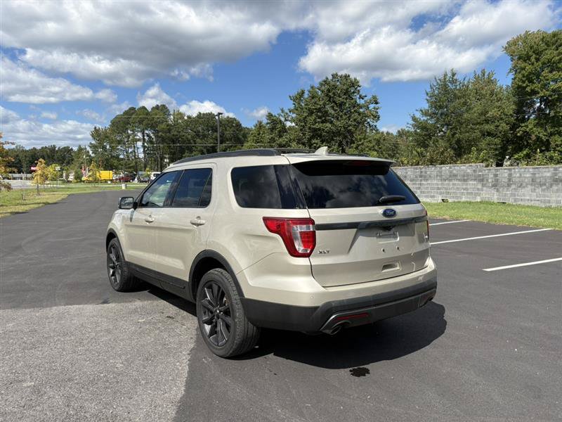 Used 2017 Ford Explorer XLT w/ Equipment Group 202A AWD/4WD image 3