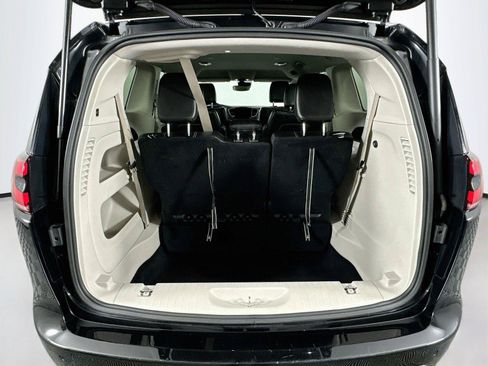 Used 2024 Chrysler Pacifica Touring-L FWD image 25