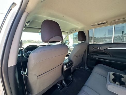 Used 2019 Toyota Highlander LE image 15