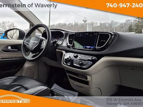 Used 2023 Chrysler Pacifica Touring-L image 29