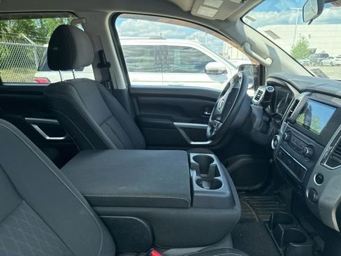 Used 2017 Nissan Titan SV image 2