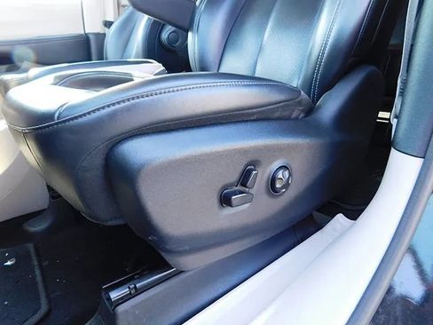 Used 2023 Chrysler Pacifica Touring-L FWD image 12