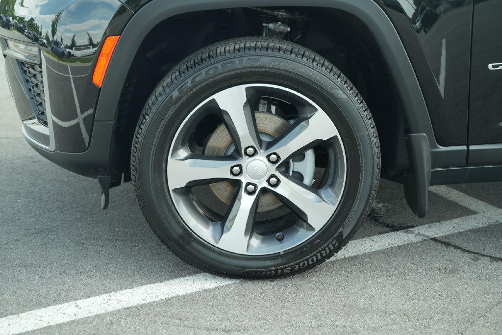 New 2026 Jeep Grand Cherokee Limited w/ MOPAR Finishing Package AWD/4WD image 9