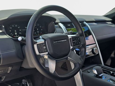 Used 2025 Land Rover Discovery Metropolitan Edition image 18