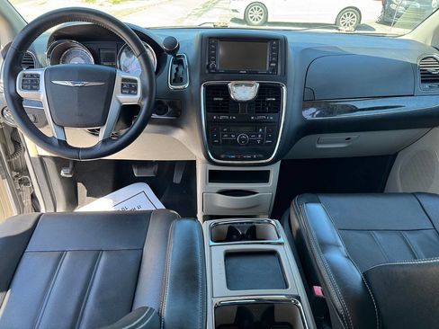 Used 2016 Chrysler Town & Country Touring FWD image 17