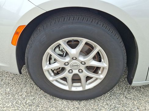 Used 2024 Chrysler Pacifica Touring-L FWD image 11