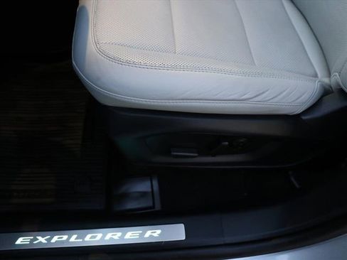 Used 2025 Ford Explorer Platinum w/ LUX Leather Package image 19