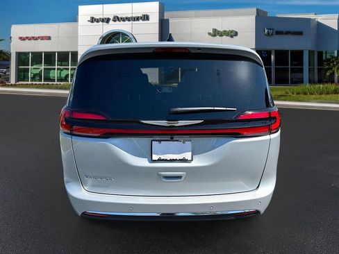 New 2026 Chrysler Pacifica Select image 6