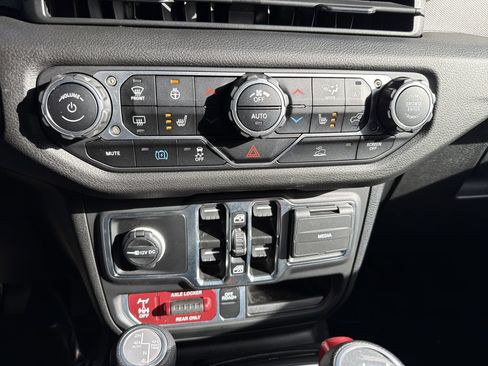 Used 2024 Jeep Wrangler Unlimited AWD/4WD image 27