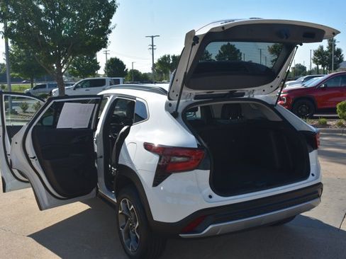 Used 2025 Chevrolet Trax LT w/ LT Convenience Package FWD image 16