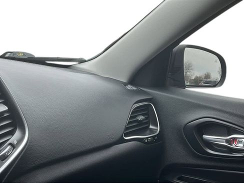 Used 2019 Jeep Cherokee Altitude image 18