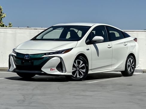 Used 2017 Toyota Prius Prime Premium FWD image 1
