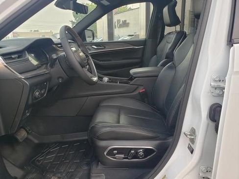 Used 2023 Jeep Grand Cherokee Overland w/ Luxury Tech Group IV AWD/4WD image 10