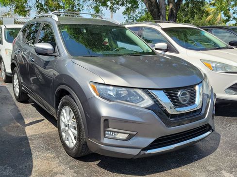 Used 2018 Nissan Rogue SV w/ Premium Package FWD image 3