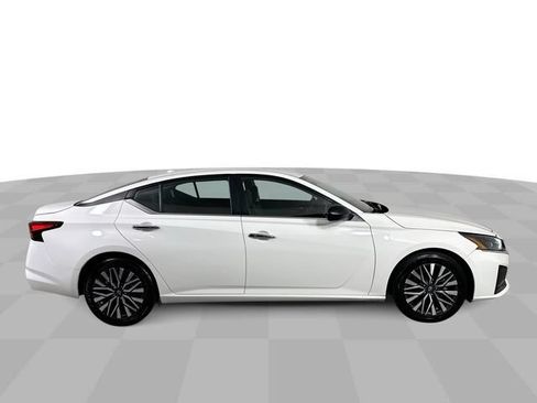 Used 2025 Nissan Altima 2.5 SV FWD image 9