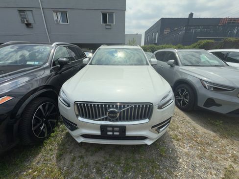 Certified 2023 Volvo XC90 B6 Ultimate w/ Lounge Package image 3