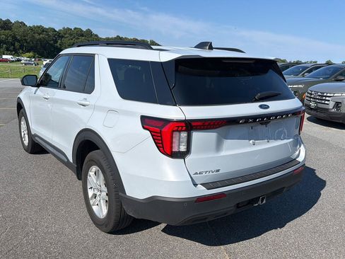 Used 2025 Ford Explorer Active AWD/4WD image 3