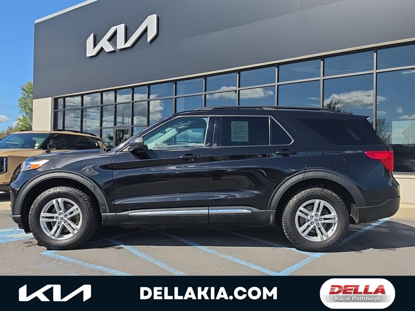 Used 2023 Ford Explorer XLT AWD/4WD image 2