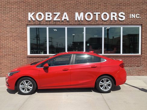 Used 2016 Chevrolet Cruze LT image 2