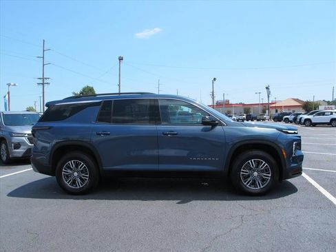 Used 2024 Chevrolet Traverse LT w/ Trailering Package FWD image 2