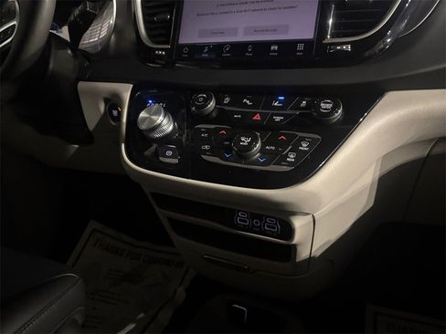 Used 2024 Chrysler Pacifica Touring-L image 20