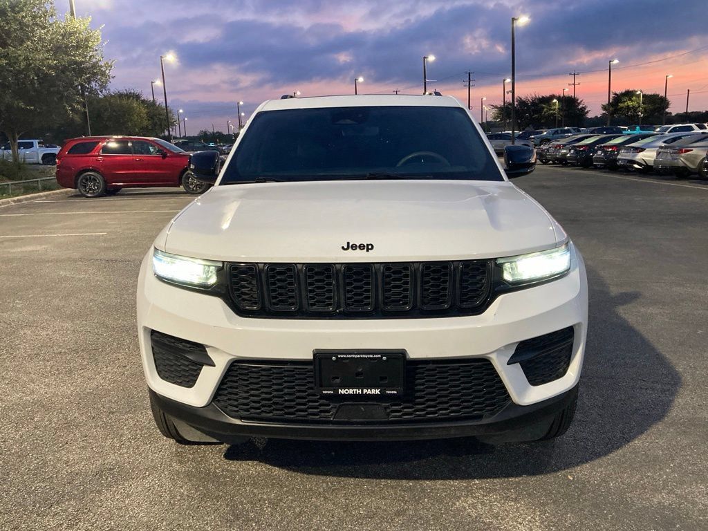 Used 2024 Jeep Grand Cherokee Altitude RWD image 2
