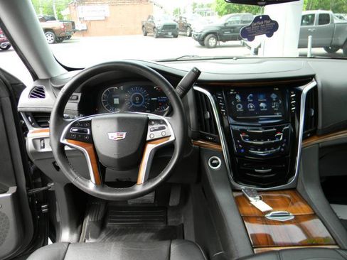 Used 2017 Cadillac Escalade Premium Luxury AWD/4WD image 17