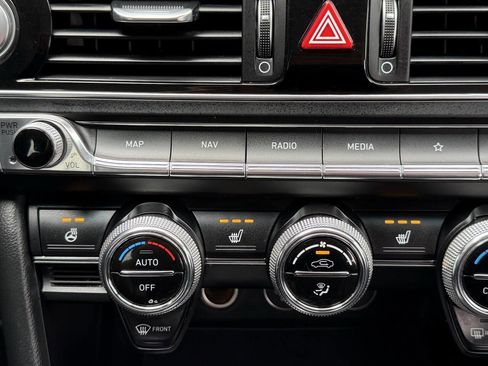 Used 2023 Genesis G70 2.0T image 28