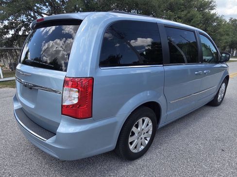 Used 2013 Chrysler Town & Country Touring image 6