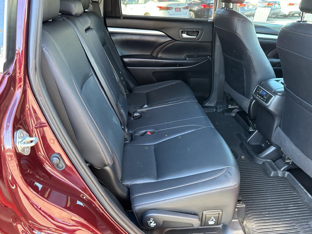 Used 2019 Toyota Highlander XLE FWD image 33