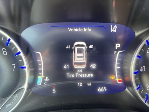 Used 2025 Chrysler Voyager LX image 15