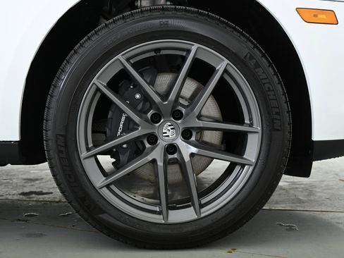 Certified 2025 Porsche Macan image 18