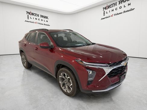 Used 2025 Chevrolet Trax LT w/ Driver Confidence Package FWD image 7