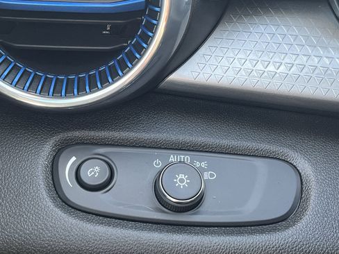 Certified 2025 Chevrolet Trax LT w/ LT Convenience Package image 17