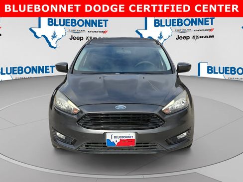 Used 2018 Ford Focus SE w/ SE Appearance Package FWD image 2