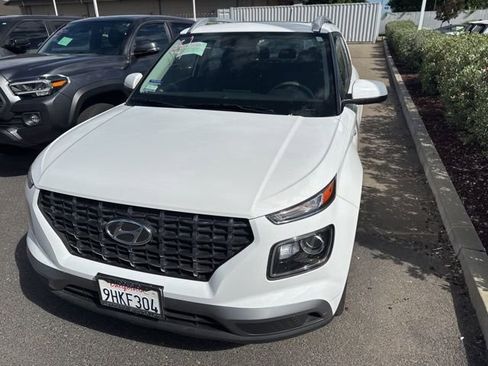 Used 2023 Hyundai Venue SEL image 2