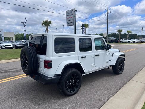 Used 2025 Jeep Wrangler Unlimited Sahara w/ Safety Group AWD/4WD image 2