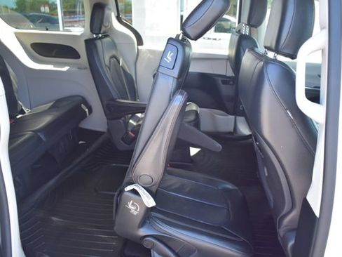 Used 2020 Chrysler Pacifica Touring-L FWD image 42