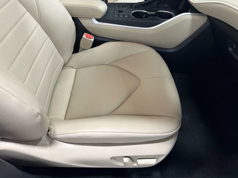 Used 2025 Toyota Highlander XLE image 61