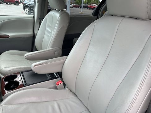 Used 2013 Toyota Sienna XLE w/ Entertainment Pkg FWD image 4