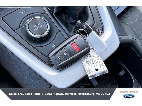 Used 2024 Toyota RAV4 XLE AWD/4WD image 9