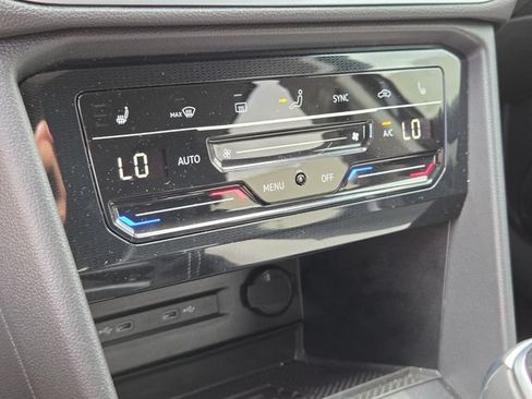 Certified 2025 Volkswagen Taos SE FWD image 23