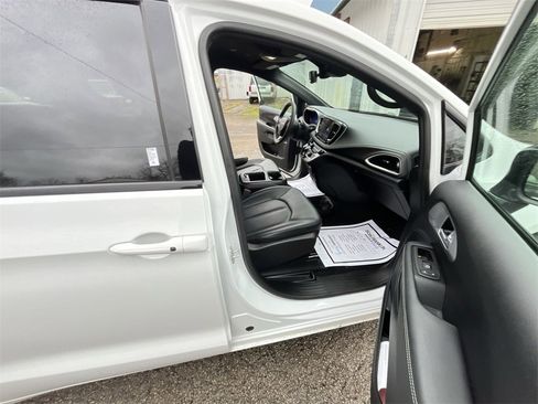 Used 2024 Chrysler Pacifica Touring-L w/ S Appearance Package image 24